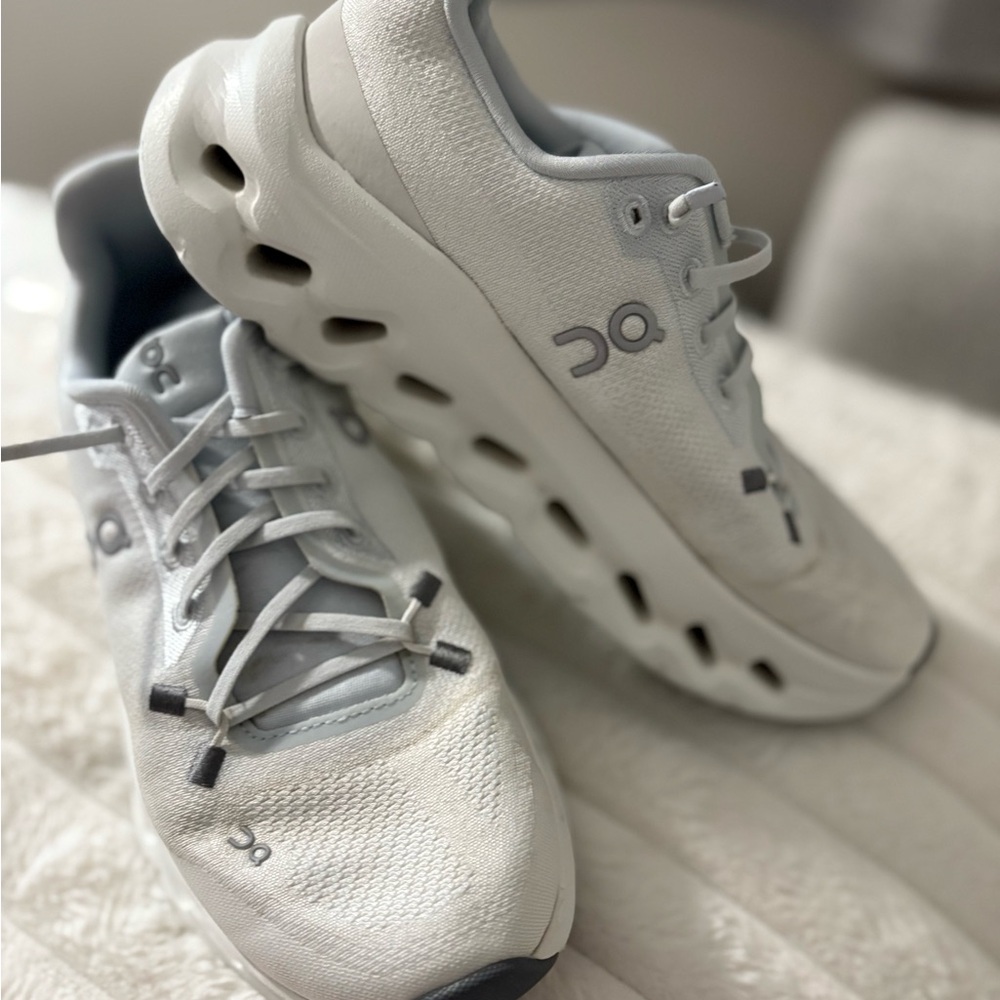 On Cloud Women’s Running Shoes – Size 6 (EU 37)